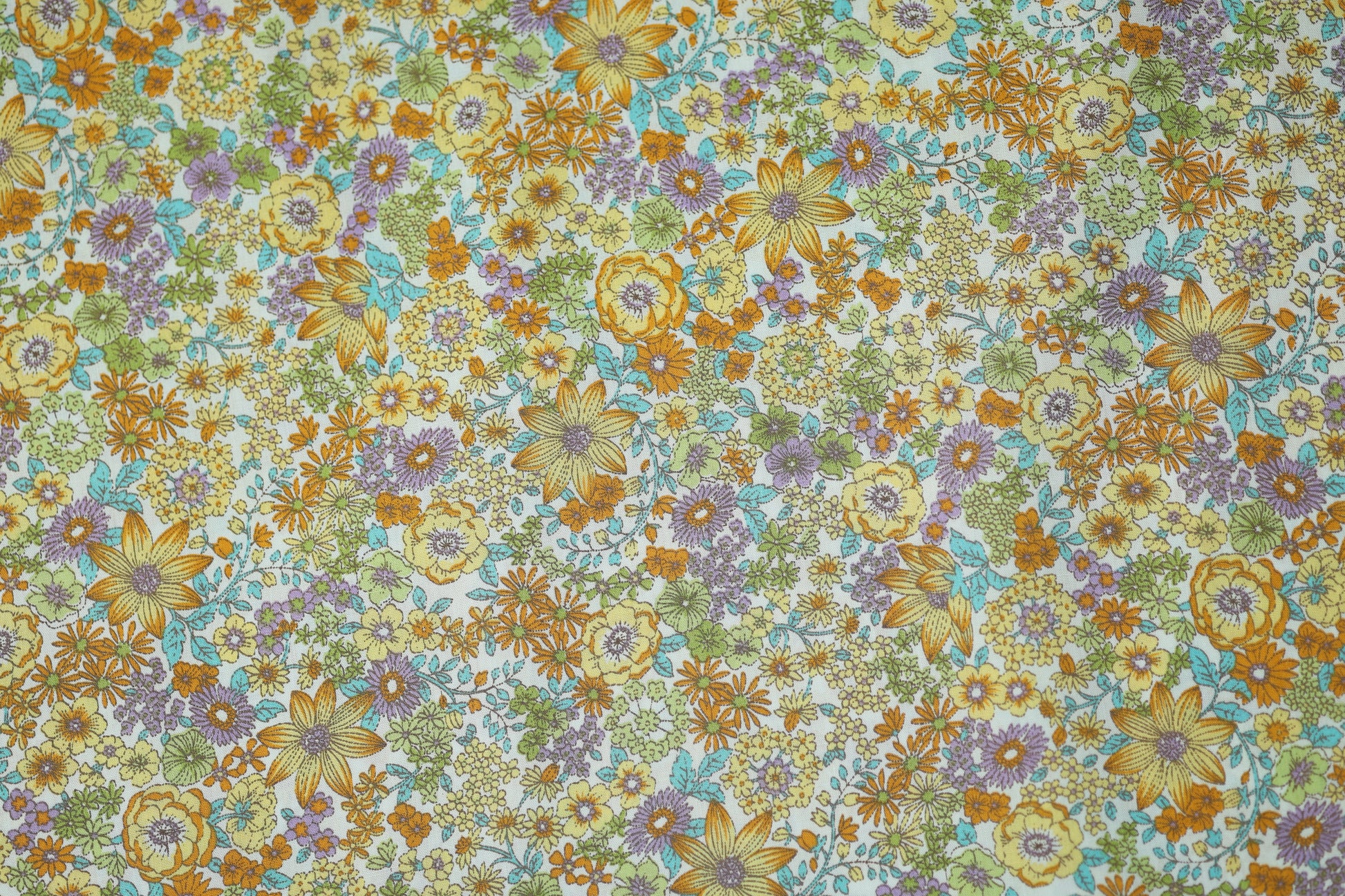 Baumwoll Stretch mit floralen Mustern – ideal für Sommerkleidung und Accessoires