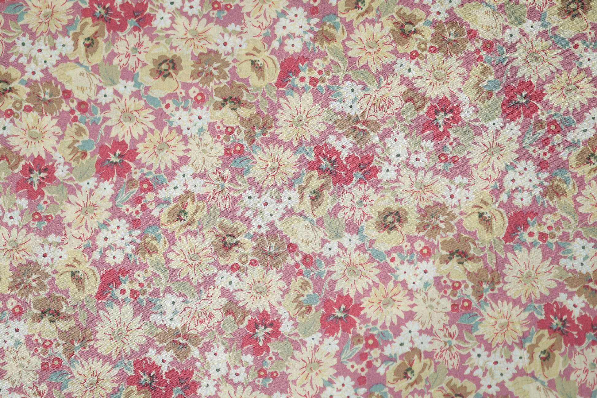 Floraler Baumwoll-Stretchstoff in Beerenrosa & Creme – ideal für Bekleidung und kreative Projekte