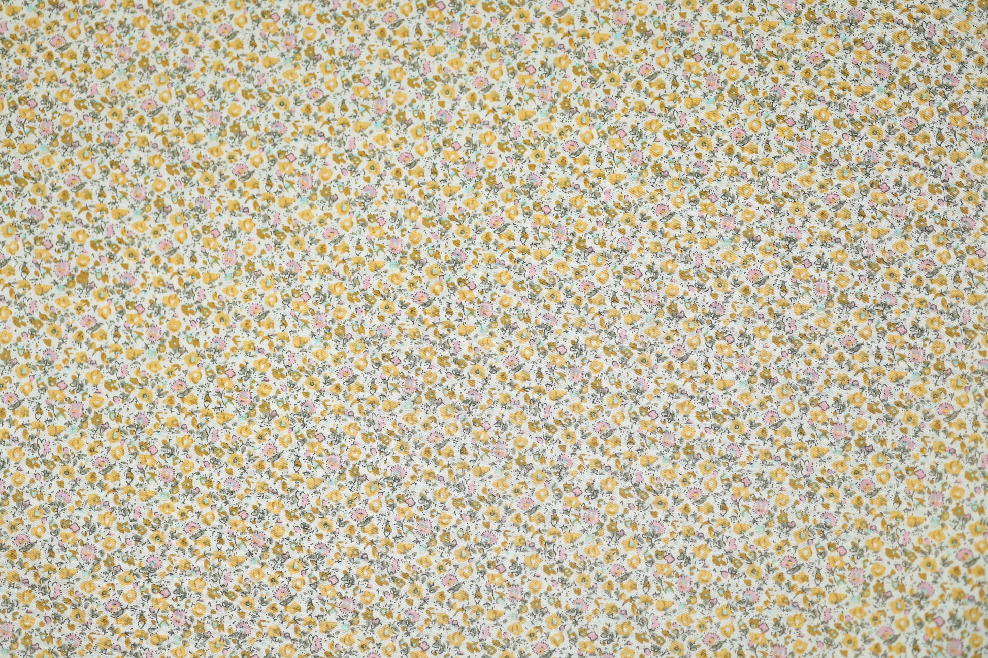 Floraler Baumwoll-Stretchstoff in Goldene Wiesenblumen – ideal für Bekleidung und kreative Projekte