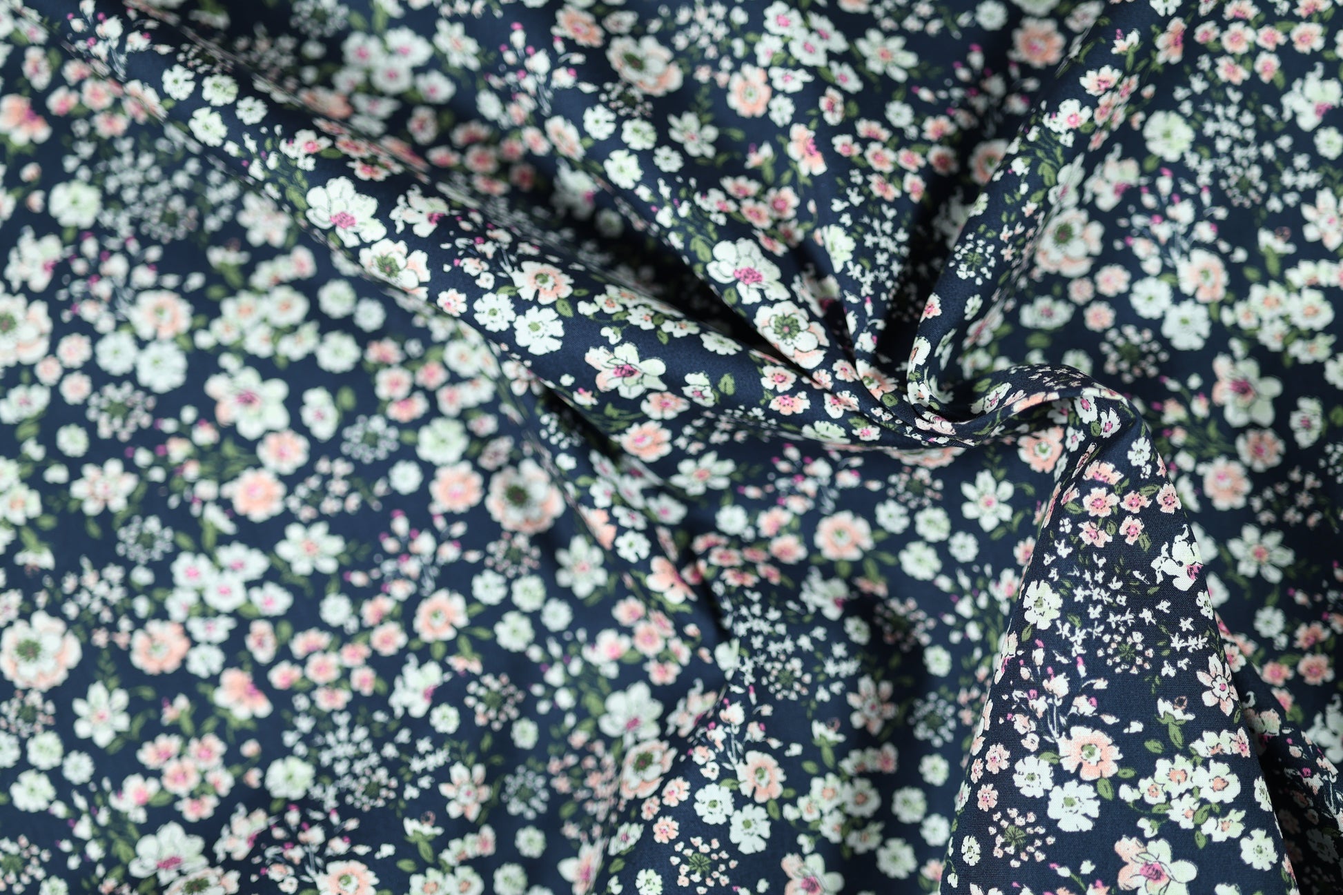 Floraler Baumwoll-Stretchstoff in Mitternachtsblüten – ideal für Bekleidung und kreative Projekte