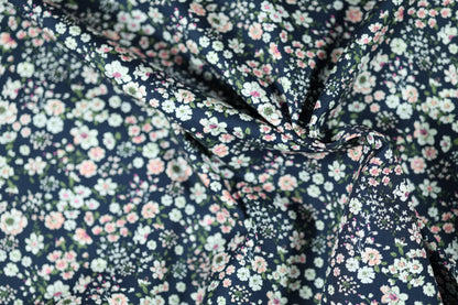 Floraler Baumwoll-Stretchstoff in Mitternachtsblüten – ideal für Bekleidung und kreative Projekte