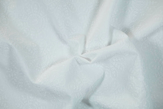 Zart bestickter Baumwollstoff in Weiß – ideal für Kinderbekleidung