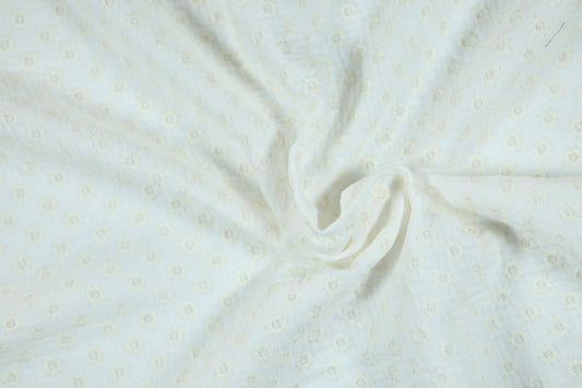 Naturweißer Baumwollstoff mit feiner Lochstickerei – ideal für Babykleidung
