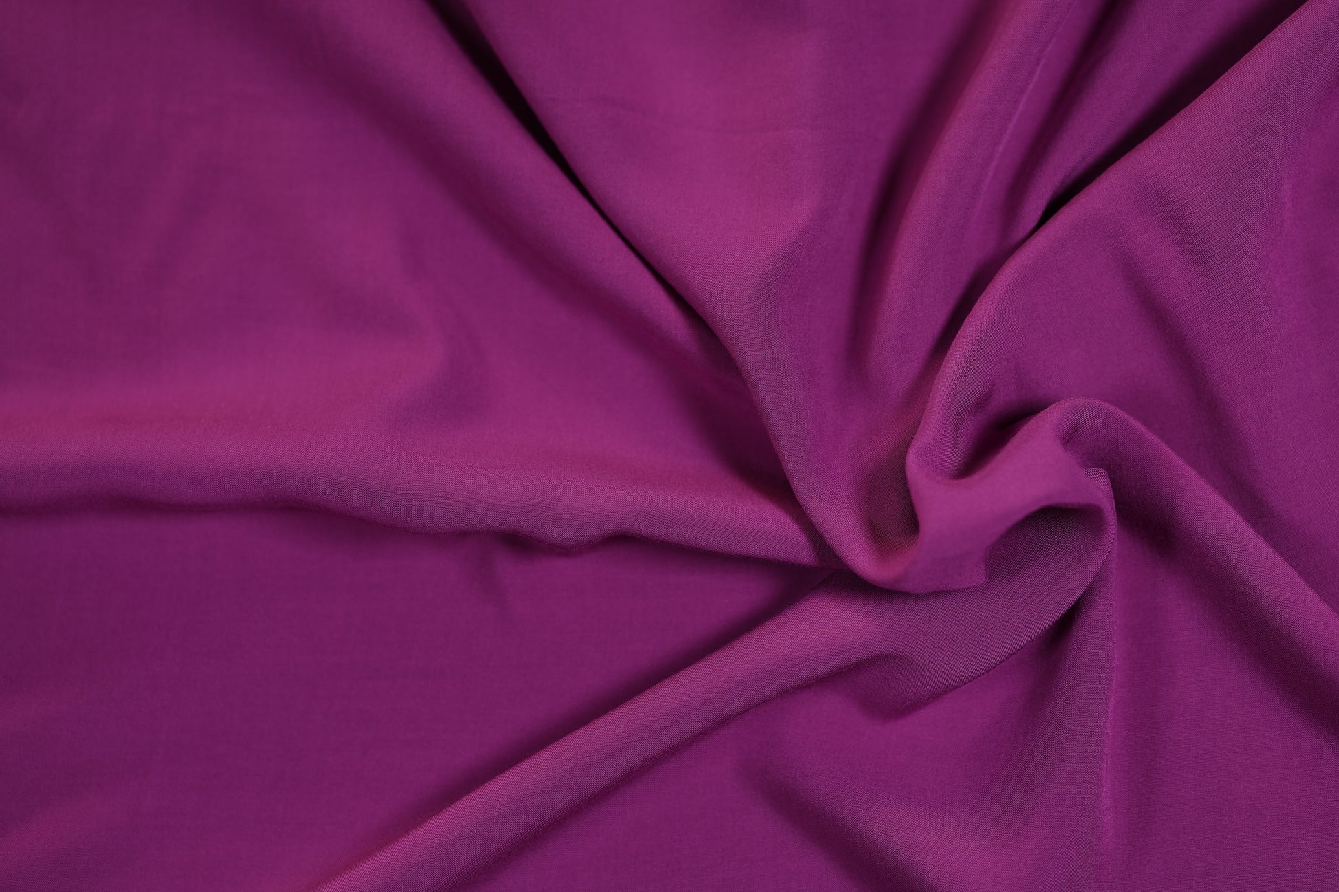 Fließender Viskosestoff in Magenta – weich und angenehm für Kleidung und Accessoires