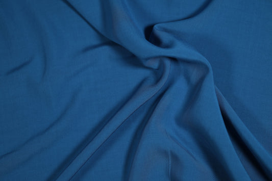 Viskosestoff in Jeansblau – weich und fließend für sommerliche Kleidung