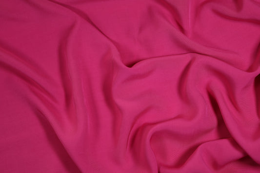 Viskosestoff in Fuchsia mit fließendem Fall – perfekt für Sommermode