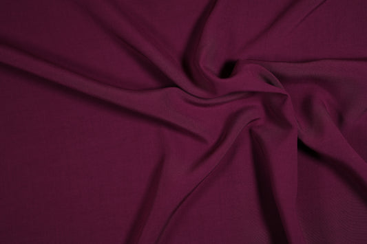 Viskosestoff in Aubergine mit fließendem Fall – perfekt für Sommermode