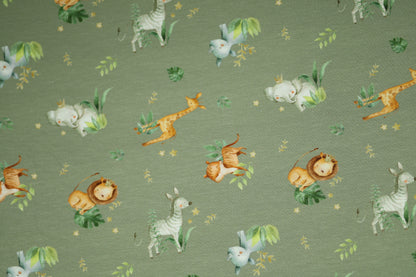 Kinderstoff mit süßen Safari-Tieren im Aquarell-Stil auf salbeigrünem Grund