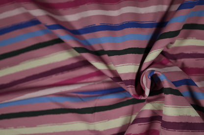 Moderner Baumwollstoff mit Streifen in Rosa, Blau und Schwarz.