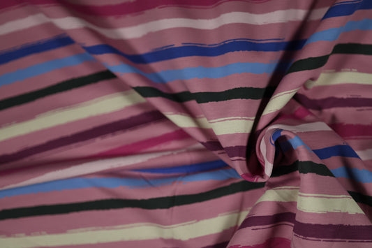 Moderner Baumwollstoff mit Streifen in Rosa, Blau und Schwarz.