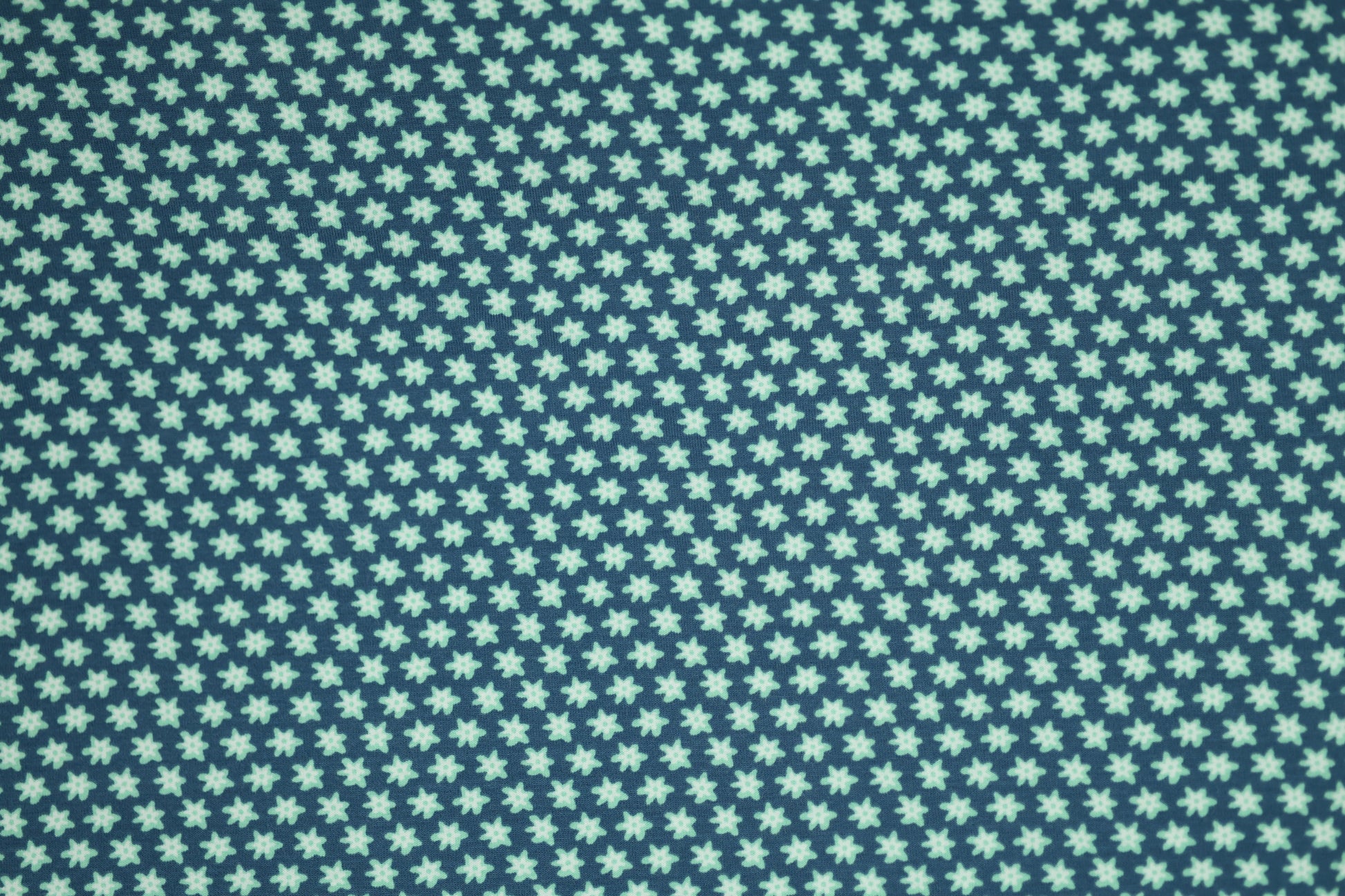Kleine Blüten auf Marineblau – hochwertiger Baumwollstoff für Kinder und kreative Projekte.