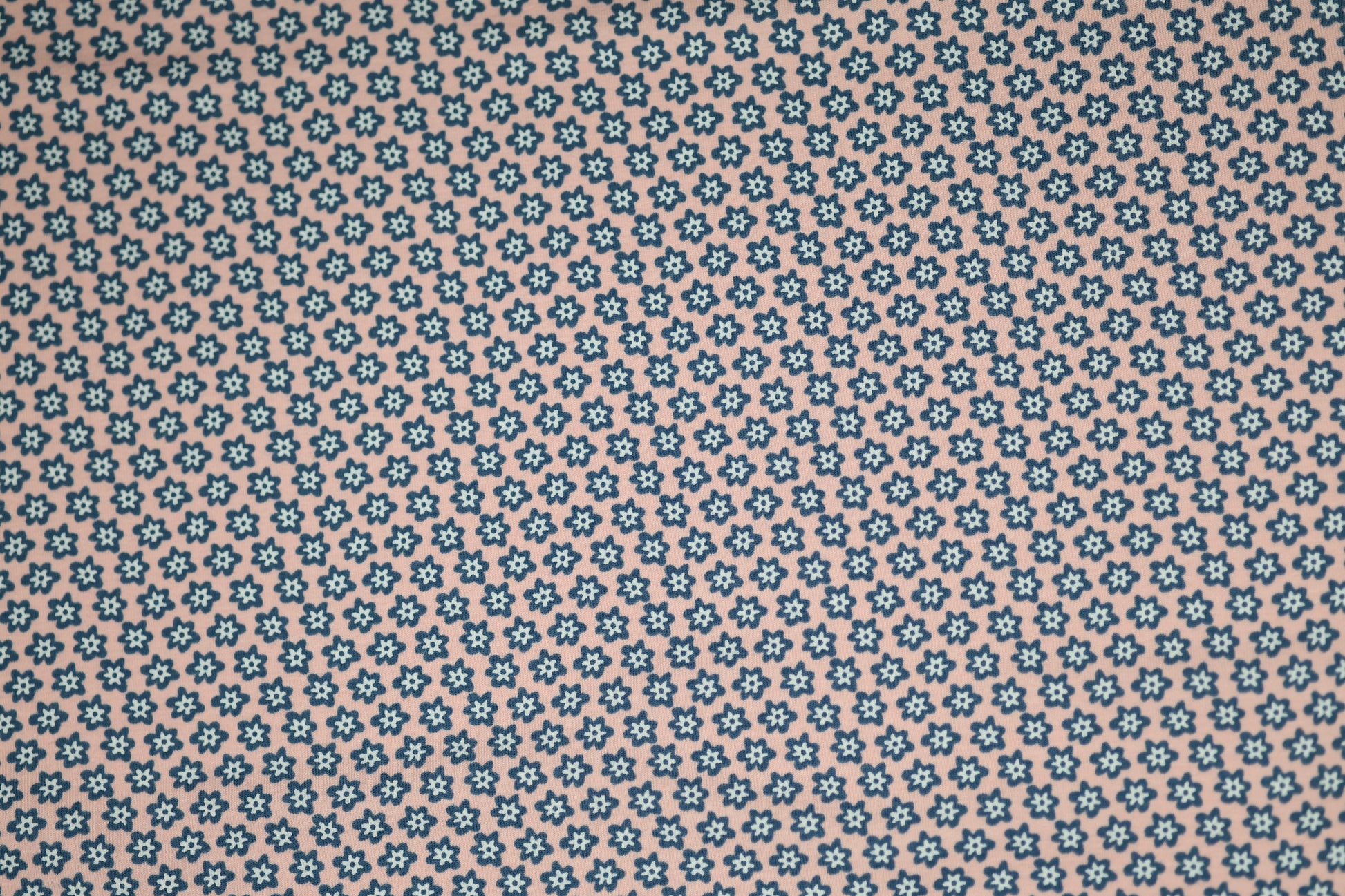 Blaue Mini-Blumen auf Rosa – hochwertiger Baumwollstoff für Kinder und kreative Projekte.