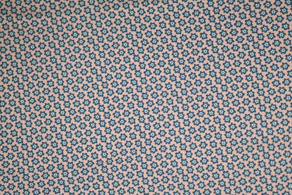 Blaue Mini-Blumen auf Rosa – hochwertiger Baumwollstoff für Kinder und kreative Projekte.