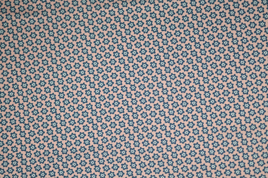 Blaue Mini-Blumen auf Rosa – hochwertiger Baumwollstoff für Kinder und kreative Projekte.