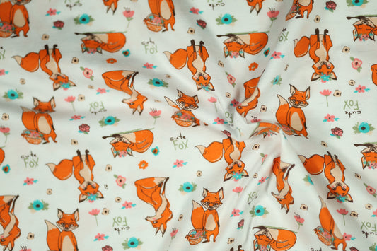 Füchse und Blumen auf Weiß – hochwertiger Baumwollstoff für Kinder und kreative Projekte.