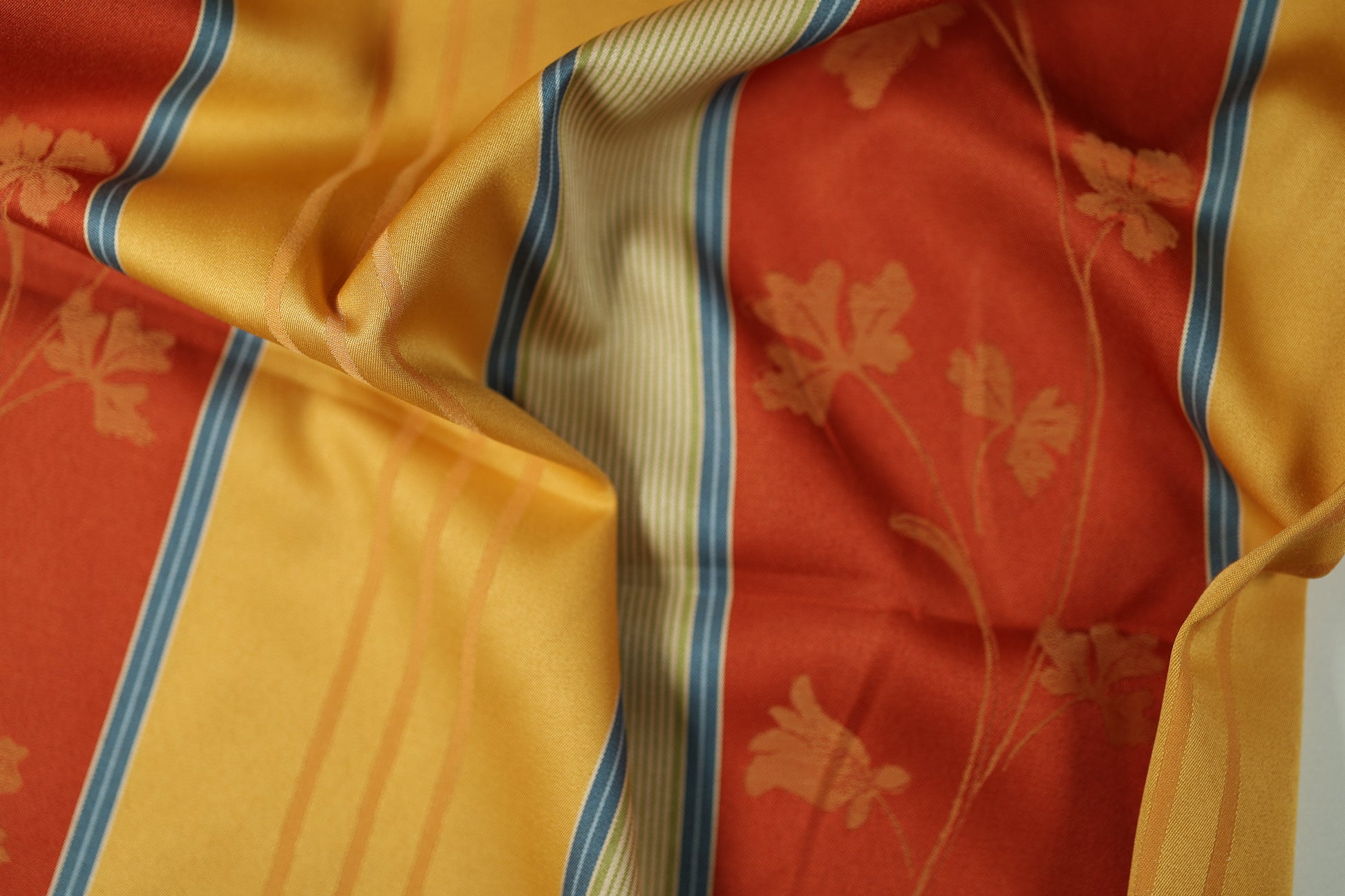 Hochwertiger Jacquard-Vorhangstoff mit klassischen Mustern