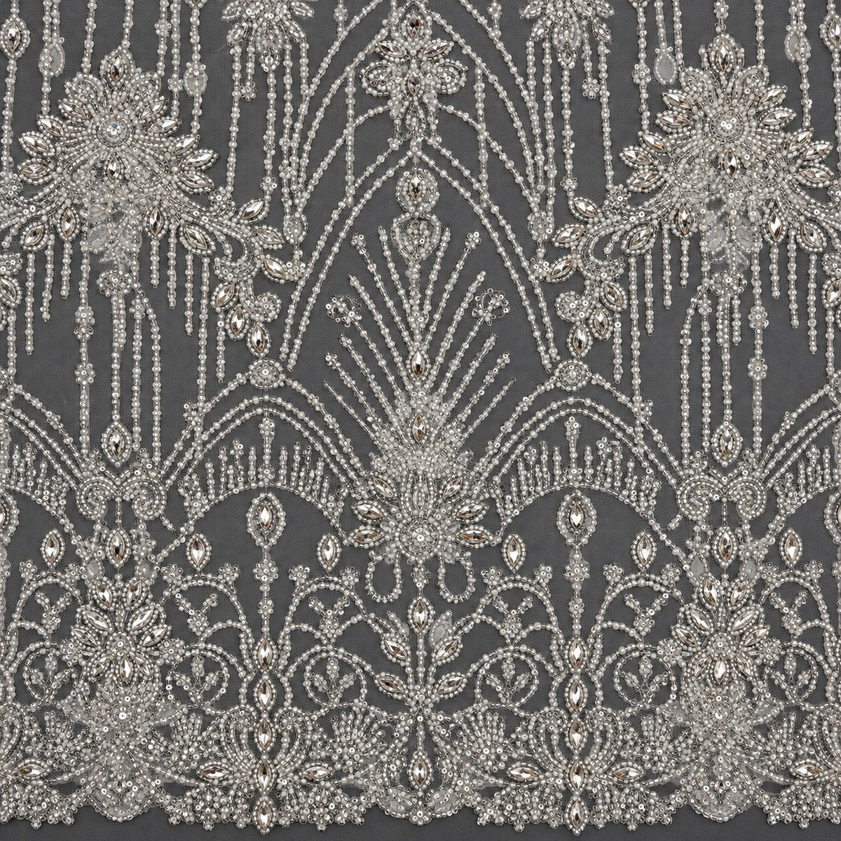 Spitze mit Strass, Perlen und Pailletten in Silber auf weißem Tüll