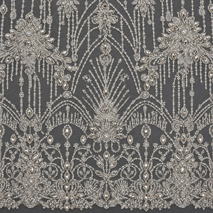 Spitze mit Strass, Perlen und Pailletten in Silber auf weißem Tüll