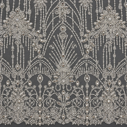 Spitze mit Strass, Perlen und Pailletten in Silber auf weißem Tüll