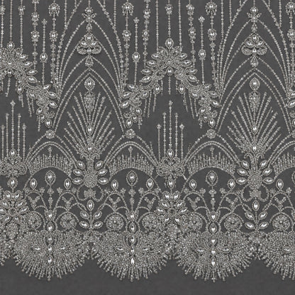 Spitze mit Strass, Perlen und Pailletten in Silber auf weißem Tüll