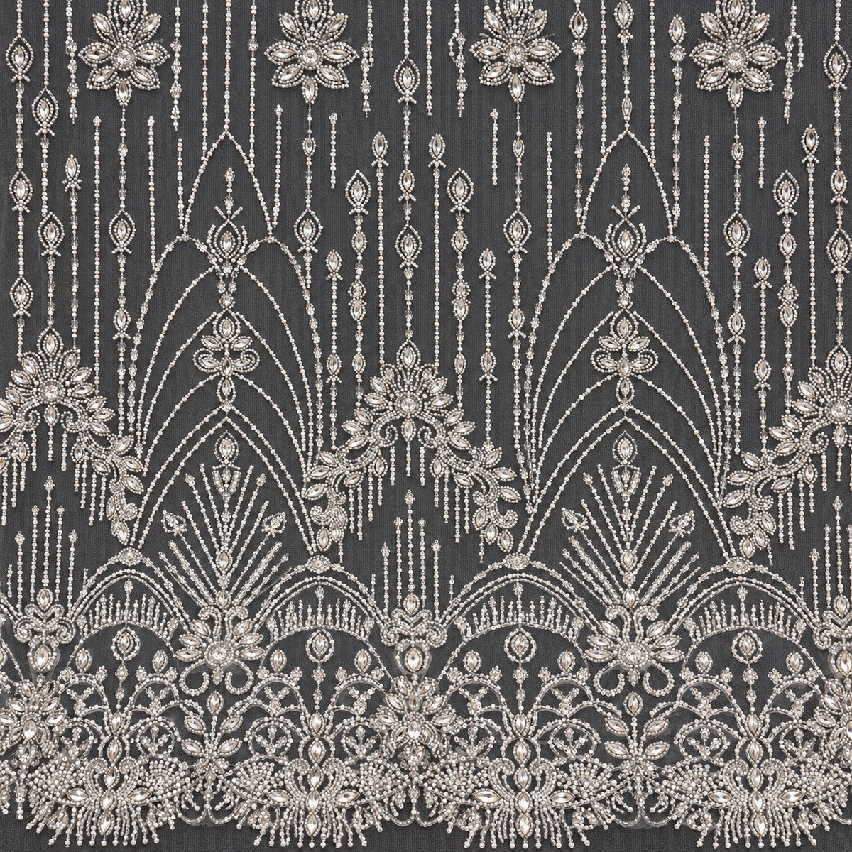 Spitze mit Strass, Perlen und Pailletten in Silber auf weißem Tüll