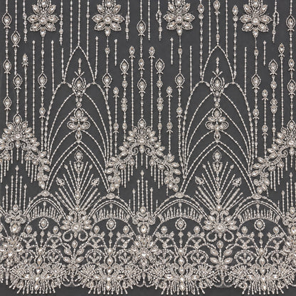 Spitze mit Strass, Perlen und Pailletten in Silber auf weißem Tüll