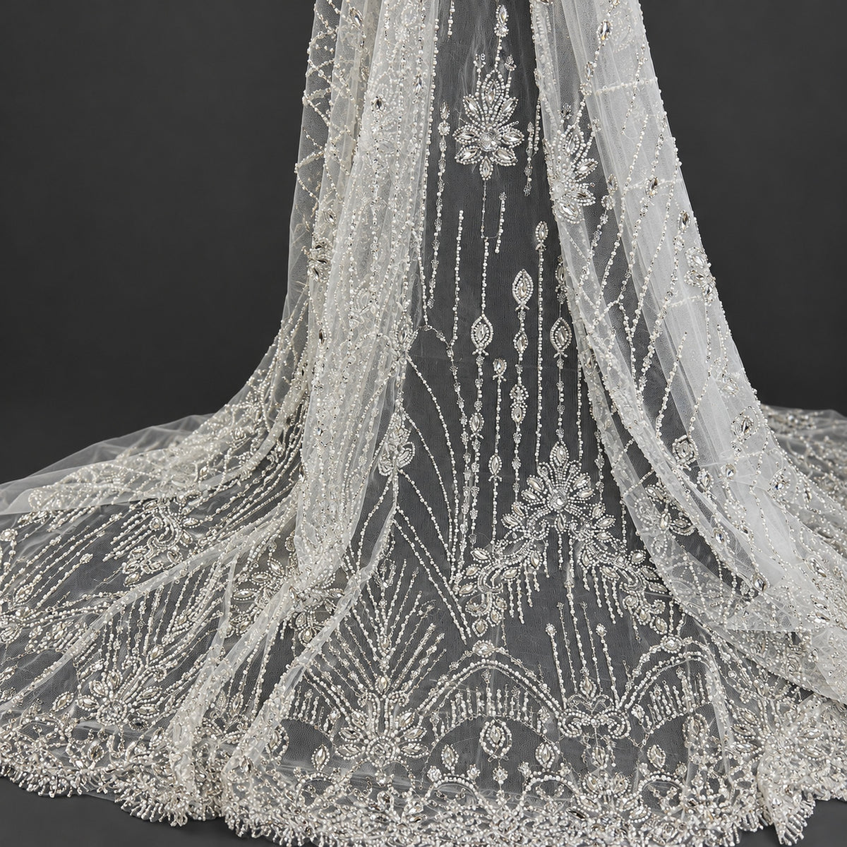 Spitze mit Strass, Perlen und Pailletten in Silber auf weißem Tüll