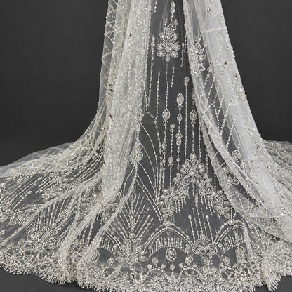 Spitze mit Strass, Perlen und Pailletten in Silber auf weißem Tüll