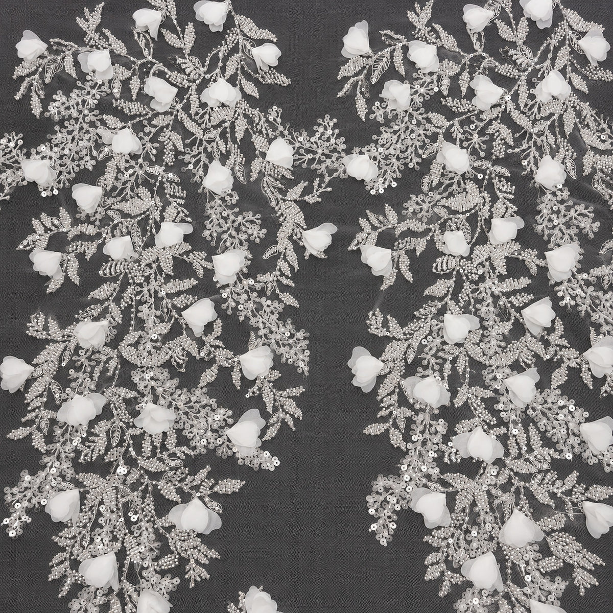 Weiße Brautspitze auf Tüll mit 3D-Blüten, Perlen und Pailletten