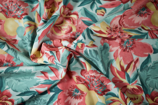 Viskosestoff – Blütenpracht in Koralle & Türkis – Viskosestoff mit Blumenmuster – weich und ideal für sommerliche Kleidung – Stoffstruktur im Nahaufnahme