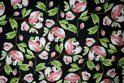 Viskosestoff mit rosa Blüten auf schwarzem Stoff
