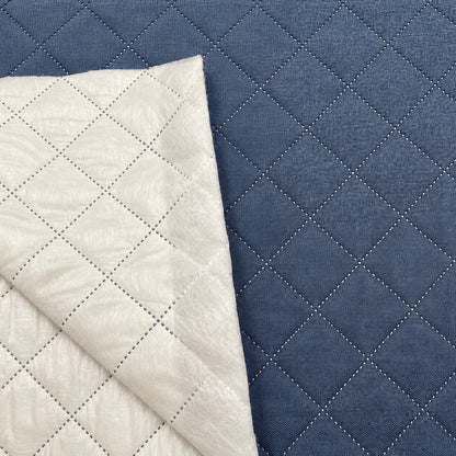 Gesteppter Stoff in Jeansoptik mit Rautensteppung und weißer Vliesrückseite
