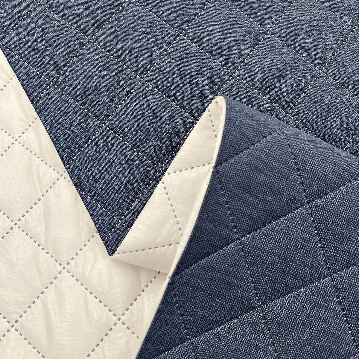 Gesteppter Stoff in Jeansoptik mit Rautensteppung und weißer Vliesrückseite