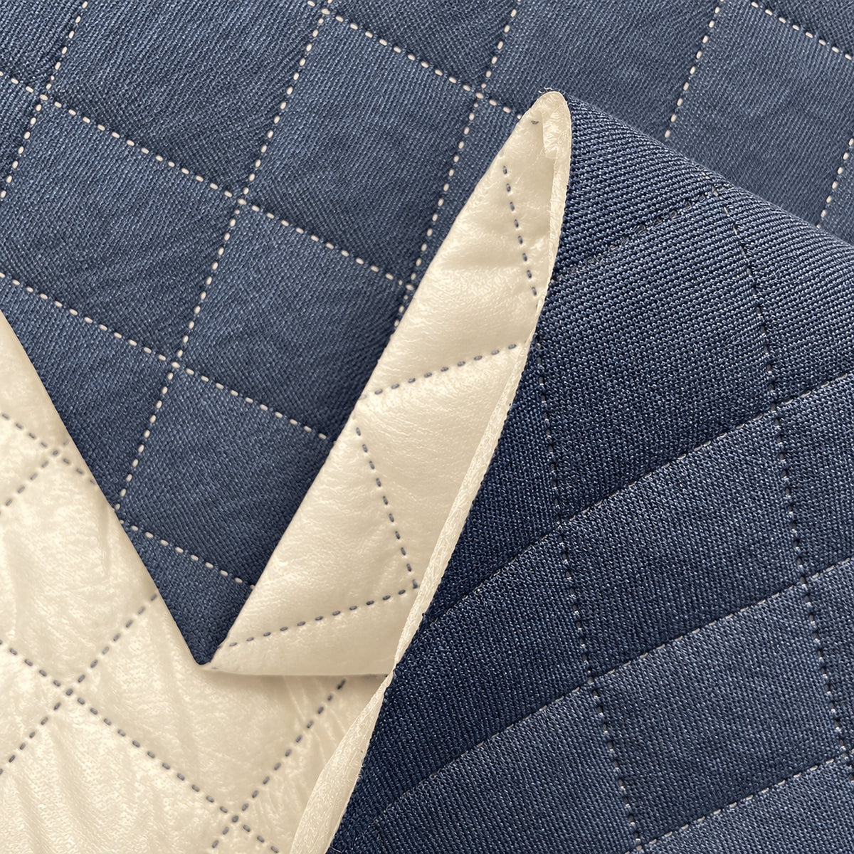 Gesteppter Stoff in Jeansoptik mit Rautensteppung und weißer Vliesrückseite