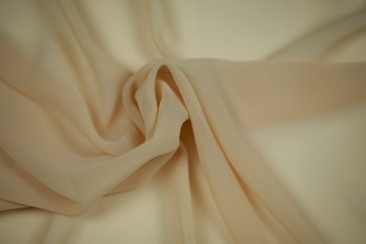 Fließender Chiffonstoff in Creme mit weichem Faltenwurf – ideal für Sommerkleider