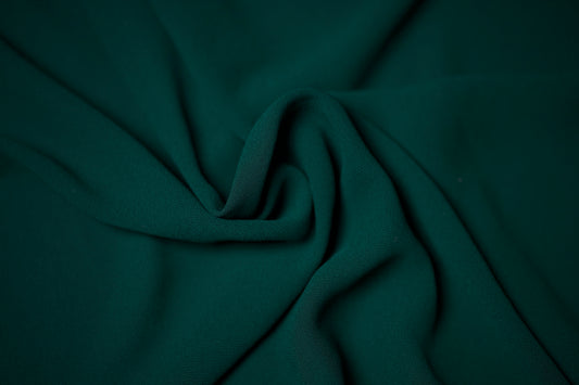Luxuriöser Chiffonstoff in Dunkelgrün mit fließendem Fall – ideal für elegante Abendkleider