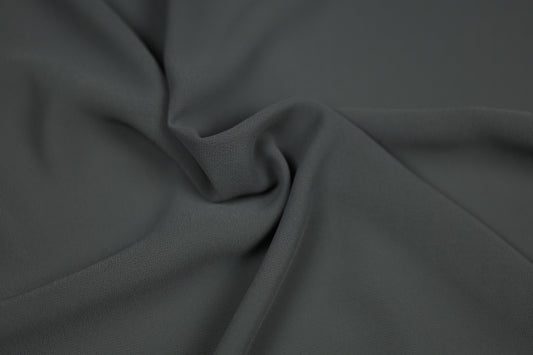 Fließender Georgette-Chiffon Stoff in Dunkelgrau mit matter Struktur und leicht transparentem Fall – ideal für Kleider, Blusen und elegante Dekorationen