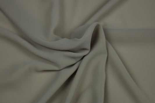 Fließender Chiffonstoff in Graugrün mit weichem Faltenwurf – ideal für Kleider und Blusen