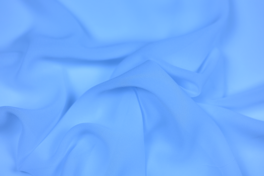 Fließender Chiffonstoff in Hellblau mit weichem Faltenwurf – ideal für Kleider und Blusen