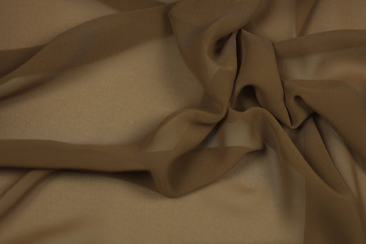 Fließender Chiffonstoff in Karamell mit weichem Faltenwurf – ideal für Sommerkleider