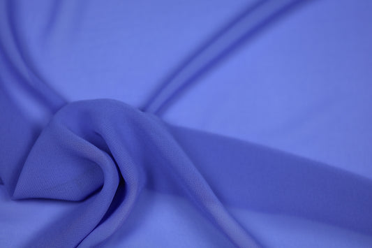 Fließender Chiffonstoff in Lavendelblau mit weichem Faltenwurf – ideal für Sommerkleider