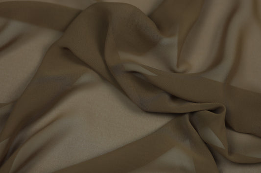 Fließender Chiffonstoff in Mokkabraun mit weichem Faltenwurf – ideal für Sommerkleider