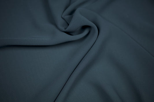 Fließender Chiffonstoff in Dunkelpetrol mit weichem Faltenwurf – ideal für Kleider und Blusen