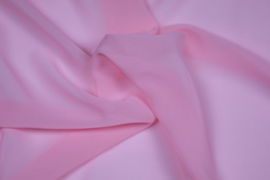 Fließender Chiffonstoff in Zartrosa mit weichem Faltenwurf – ideal für Sommerkleider