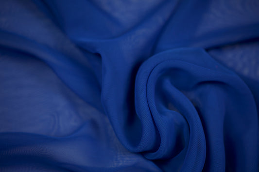 Fließender Chiffonstoff in Royalblau mit weichem Faltenwurf – ideal für Kleider und Blusen