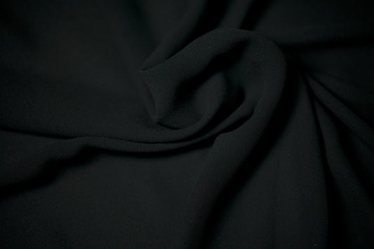 Schwarzer Jorjet-Chiffonstoff mit weich fließender Textur für elegante Mode