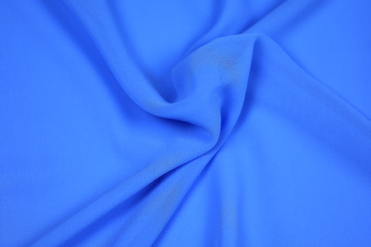 Fließender Chiffonstoff in Signalblau mit weichem Faltenwurf – ideal für Kleider und Blusen