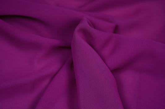 Violett-pinker Chiffonstoff mit weichem Fall – ideal für elegante Nähprojekte