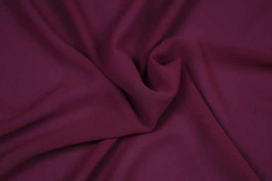 Fließender Chiffonstoff in Weinrot mit weichem Faltenwurf – ideal für Kleider und Blusen