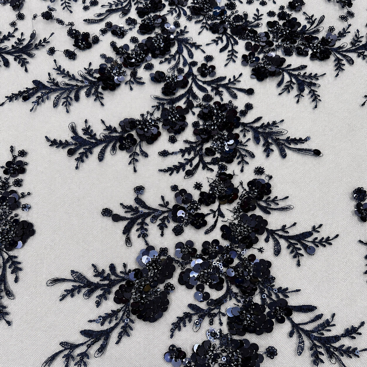 Perlenspitze Marineblau mit plastischen 3D-Blüten und Pailletten auf Tüll – Stoffeya
